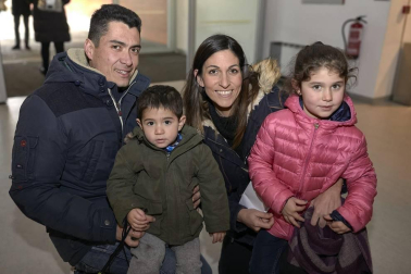La Casa de Cultura de Burlada acogió el sábado 25 de enero un espectáculo especial con motivo de la celebración del 50 aniversario de la creación de la comparsa de gigantes y cabezudos local. El escenario se convirtió en una fiesta gracias también a la participación de otros colectivos de Burlada como la banda de música, los txistularis, Burlata Herriko Gaiteroak y los dantzaris de Larratz.