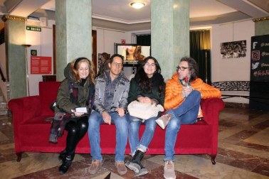 El Teatro Gayarre acogió esta obra de teatro documental, que narra la historia de siete estudiantes de instituto a los que un profesor les encarga realizar un trabajo sobre las fiestas tradicionales de sus culturas de origen.
