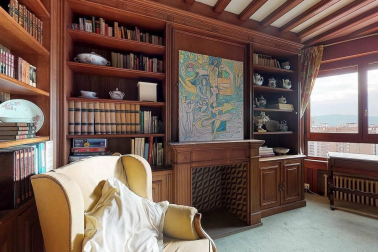 A la venta este piso de 142 m2 en el edificio Torre de Erroz. 12º planta todo exterior con orientación suroeste, con garaje y trastero en un edificio cuidado con fachada y tejados rehabilitados y que cuenta con dos ascensores.
Espectacular salón con chimenea, zona de comedor comunicada con cocina con office, entrada de servicio con habitación y baño. Tres habitaciones dobles, otros dos baños y un amplio vestidor. Visita e TOUR VIRTUAL en nuestra web www.dninmo.com