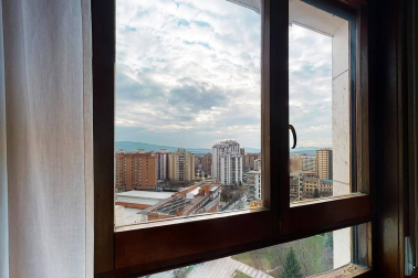 A la venta este piso de 142 m2 en el edificio Torre de Erroz. 12º planta todo exterior con orientación suroeste, con garaje y trastero en un edificio cuidado con fachada y tejados rehabilitados y que cuenta con dos ascensores.
Espectacular salón con chimenea, zona de comedor comunicada con cocina con office, entrada de servicio con habitación y baño. Tres habitaciones dobles, otros dos baños y un amplio vestidor. Visita e TOUR VIRTUAL en nuestra web www.dninmo.com