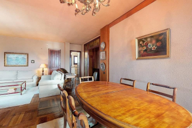 A la venta este piso de 142 m2 en el edificio Torre de Erroz. 12º planta todo exterior con orientación suroeste, con garaje y trastero en un edificio cuidado con fachada y tejados rehabilitados y que cuenta con dos ascensores.
Espectacular salón con chimenea, zona de comedor comunicada con cocina con office, entrada de servicio con habitación y baño. Tres habitaciones dobles, otros dos baños y un amplio vestidor. Visita e TOUR VIRTUAL en nuestra web www.dninmo.com
