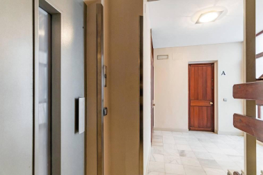 A la venta este piso de 142 m2 en el edificio Torre de Erroz. 12º planta todo exterior con orientación suroeste, con garaje y trastero en un edificio cuidado con fachada y tejados rehabilitados y que cuenta con dos ascensores.
Espectacular salón con chimenea, zona de comedor comunicada con cocina con office, entrada de servicio con habitación y baño. Tres habitaciones dobles, otros dos baños y un amplio vestidor. Visita e TOUR VIRTUAL en nuestra web www.dninmo.com