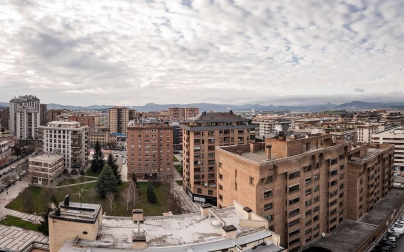 A la venta este piso de 142 m2 en el edificio Torre de Erroz. 12º planta todo exterior con orientación suroeste, con garaje y trastero en un edificio cuidado con fachada y tejados rehabilitados y que cuenta con dos ascensores.
Espectacular salón con chimenea, zona de comedor comunicada con cocina con office, entrada de servicio con habitación y baño. Tres habitaciones dobles, otros dos baños y un amplio vestidor. Visita e TOUR VIRTUAL en nuestra web www.dninmo.com