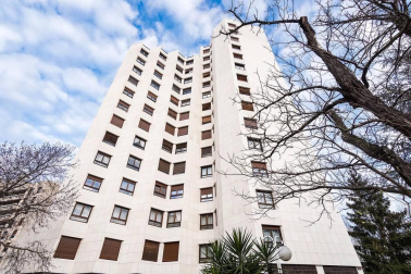 A la venta este piso de 142 m2 en el edificio Torre de Erroz. 12º planta todo exterior con orientación suroeste, con garaje y trastero en un edificio cuidado con fachada y tejados rehabilitados y que cuenta con dos ascensores.
Espectacular salón con chimenea, zona de comedor comunicada con cocina con office, entrada de servicio con habitación y baño. Tres habitaciones dobles, otros dos baños y un amplio vestidor. Visita e TOUR VIRTUAL en nuestra web www.dninmo.com