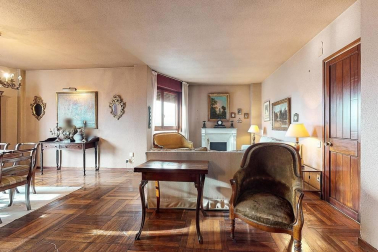 A la venta este piso de 142 m2 en el edificio Torre de Erroz. 12º planta todo exterior con orientación suroeste, con garaje y trastero en un edificio cuidado con fachada y tejados rehabilitados y que cuenta con dos ascensores.
Espectacular salón con chimenea, zona de comedor comunicada con cocina con office, entrada de servicio con habitación y baño. Tres habitaciones dobles, otros dos baños y un amplio vestidor. Visita e TOUR VIRTUAL en nuestra web www.dninmo.com
