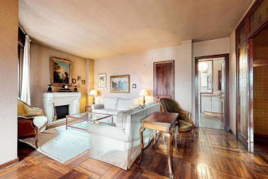 A la venta este piso de 142 m2 en el edificio Torre de Erroz. 12º planta todo exterior con orientación suroeste, con garaje y trastero en un edificio cuidado con fachada y tejados rehabilitados y que cuenta con dos ascensores.
Espectacular salón con chimenea, zona de comedor comunicada con cocina con office, entrada de servicio con habitación y baño. Tres habitaciones dobles, otros dos baños y un amplio vestidor. Visita e TOUR VIRTUAL en nuestra web www.dninmo.com
