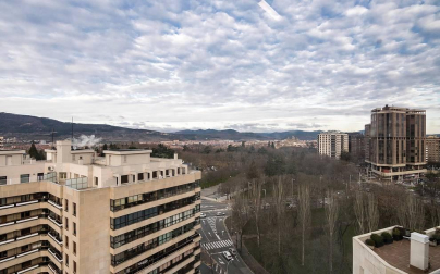 A la venta este piso de 142 m2 en el edificio Torre de Erroz. 12º planta todo exterior con orientación suroeste, con garaje y trastero en un edificio cuidado con fachada y tejados rehabilitados y que cuenta con dos ascensores.
Espectacular salón con chimenea, zona de comedor comunicada con cocina con office, entrada de servicio con habitación y baño. Tres habitaciones dobles, otros dos baños y un amplio vestidor. Visita e TOUR VIRTUAL en nuestra web www.dninmo.com