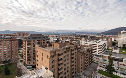 A la venta este piso de 142 m2 en el edificio Torre de Erroz. 12º planta todo exterior con orientación suroeste, con garaje y trastero en un edificio cuidado con fachada y tejados rehabilitados y que cuenta con dos ascensores.
Espectacular salón con chimenea, zona de comedor comunicada con cocina con office, entrada de servicio con habitación y baño. Tres habitaciones dobles, otros dos baños y un amplio vestidor. Visita e TOUR VIRTUAL en nuestra web www.dninmo.com