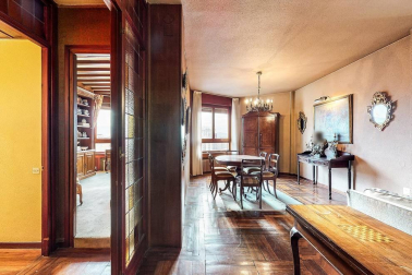 A la venta este piso de 142 m2 en el edificio Torre de Erroz. 12º planta todo exterior con orientación suroeste, con garaje y trastero en un edificio cuidado con fachada y tejados rehabilitados y que cuenta con dos ascensores.
Espectacular salón con chimenea, zona de comedor comunicada con cocina con office, entrada de servicio con habitación y baño. Tres habitaciones dobles, otros dos baños y un amplio vestidor. Visita e TOUR VIRTUAL en nuestra web www.dninmo.com