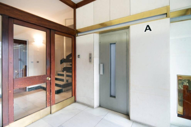 A la venta este piso de 142 m2 en el edificio Torre de Erroz. 12º planta todo exterior con orientación suroeste, con garaje y trastero en un edificio cuidado con fachada y tejados rehabilitados y que cuenta con dos ascensores.
Espectacular salón con chimenea, zona de comedor comunicada con cocina con office, entrada de servicio con habitación y baño. Tres habitaciones dobles, otros dos baños y un amplio vestidor. Visita e TOUR VIRTUAL en nuestra web www.dninmo.com