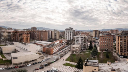A la venta este piso de 142 m2 en el edificio Torre de Erroz. 12º planta todo exterior con orientación suroeste, con garaje y trastero en un edificio cuidado con fachada y tejados rehabilitados y que cuenta con dos ascensores.
Espectacular salón con chimenea, zona de comedor comunicada con cocina con office, entrada de servicio con habitación y baño. Tres habitaciones dobles, otros dos baños y un amplio vestidor. Visita e TOUR VIRTUAL en nuestra web www.dninmo.com