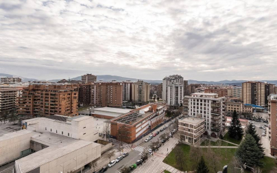 A la venta este piso de 142 m2 en el edificio Torre de Erroz. 12º planta todo exterior con orientación suroeste, con garaje y trastero en un edificio cuidado con fachada y tejados rehabilitados y que cuenta con dos ascensores.
Espectacular salón con chimenea, zona de comedor comunicada con cocina con office, entrada de servicio con habitación y baño. Tres habitaciones dobles, otros dos baños y un amplio vestidor. Visita e TOUR VIRTUAL en nuestra web www.dninmo.com