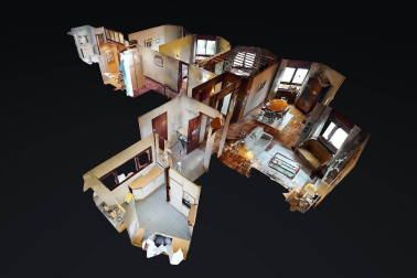 A la venta este piso de 142 m2 en el edificio Torre de Erroz. 12º planta todo exterior con orientación suroeste, con garaje y trastero en un edificio cuidado con fachada y tejados rehabilitados y que cuenta con dos ascensores.
Espectacular salón con chimenea, zona de comedor comunicada con cocina con office, entrada de servicio con habitación y baño. Tres habitaciones dobles, otros dos baños y un amplio vestidor. Visita e TOUR VIRTUAL en nuestra web www.dninmo.com