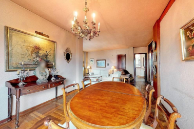 A la venta este piso de 142 m2 en el edificio Torre de Erroz. 12º planta todo exterior con orientación suroeste, con garaje y trastero en un edificio cuidado con fachada y tejados rehabilitados y que cuenta con dos ascensores.
Espectacular salón con chimenea, zona de comedor comunicada con cocina con office, entrada de servicio con habitación y baño. Tres habitaciones dobles, otros dos baños y un amplio vestidor. Visita e TOUR VIRTUAL en nuestra web www.dninmo.com