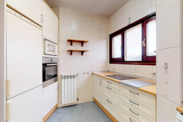 A la venta este piso de 142 m2 en el edificio Torre de Erroz. 12º planta todo exterior con orientación suroeste, con garaje y trastero en un edificio cuidado con fachada y tejados rehabilitados y que cuenta con dos ascensores.
Espectacular salón con chimenea, zona de comedor comunicada con cocina con office, entrada de servicio con habitación y baño. Tres habitaciones dobles, otros dos baños y un amplio vestidor. Visita e TOUR VIRTUAL en nuestra web www.dninmo.com