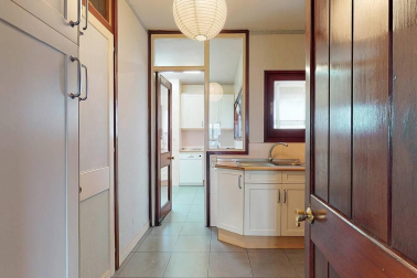 A la venta este piso de 142 m2 en el edificio Torre de Erroz. 12º planta todo exterior con orientación suroeste, con garaje y trastero en un edificio cuidado con fachada y tejados rehabilitados y que cuenta con dos ascensores.
Espectacular salón con chimenea, zona de comedor comunicada con cocina con office, entrada de servicio con habitación y baño. Tres habitaciones dobles, otros dos baños y un amplio vestidor. Visita e TOUR VIRTUAL en nuestra web www.dninmo.com