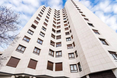 A la venta este piso de 142 m2 en el edificio Torre de Erroz. 12º planta todo exterior con orientación suroeste, con garaje y trastero en un edificio cuidado con fachada y tejados rehabilitados y que cuenta con dos ascensores.
Espectacular salón con chimenea, zona de comedor comunicada con cocina con office, entrada de servicio con habitación y baño. Tres habitaciones dobles, otros dos baños y un amplio vestidor. Visita e TOUR VIRTUAL en nuestra web www.dninmo.com
