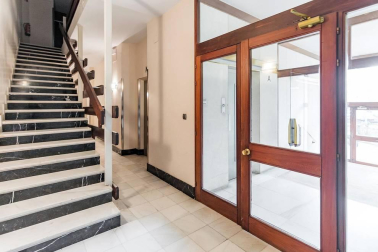 A la venta este piso de 142 m2 en el edificio Torre de Erroz. 12º planta todo exterior con orientación suroeste, con garaje y trastero en un edificio cuidado con fachada y tejados rehabilitados y que cuenta con dos ascensores.
Espectacular salón con chimenea, zona de comedor comunicada con cocina con office, entrada de servicio con habitación y baño. Tres habitaciones dobles, otros dos baños y un amplio vestidor. Visita e TOUR VIRTUAL en nuestra web www.dninmo.com