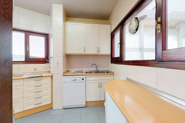 A la venta este piso de 142 m2 en el edificio Torre de Erroz. 12º planta todo exterior con orientación suroeste, con garaje y trastero en un edificio cuidado con fachada y tejados rehabilitados y que cuenta con dos ascensores.
Espectacular salón con chimenea, zona de comedor comunicada con cocina con office, entrada de servicio con habitación y baño. Tres habitaciones dobles, otros dos baños y un amplio vestidor. Visita e TOUR VIRTUAL en nuestra web www.dninmo.com