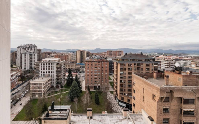 A la venta este piso de 142 m2 en el edificio Torre de Erroz. 12º planta todo exterior con orientación suroeste, con garaje y trastero en un edificio cuidado con fachada y tejados rehabilitados y que cuenta con dos ascensores.
Espectacular salón con chimenea, zona de comedor comunicada con cocina con office, entrada de servicio con habitación y baño. Tres habitaciones dobles, otros dos baños y un amplio vestidor. Visita e TOUR VIRTUAL en nuestra web www.dninmo.com