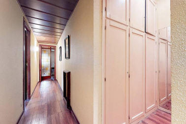 A la venta este piso de 142 m2 en el edificio Torre de Erroz. 12º planta todo exterior con orientación suroeste, con garaje y trastero en un edificio cuidado con fachada y tejados rehabilitados y que cuenta con dos ascensores.
Espectacular salón con chimenea, zona de comedor comunicada con cocina con office, entrada de servicio con habitación y baño. Tres habitaciones dobles, otros dos baños y un amplio vestidor. Visita e TOUR VIRTUAL en nuestra web www.dninmo.com