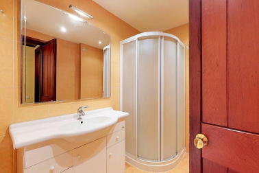 A la venta este piso de 142 m2 en el edificio Torre de Erroz. 12º planta todo exterior con orientación suroeste, con garaje y trastero en un edificio cuidado con fachada y tejados rehabilitados y que cuenta con dos ascensores.
Espectacular salón con chimenea, zona de comedor comunicada con cocina con office, entrada de servicio con habitación y baño. Tres habitaciones dobles, otros dos baños y un amplio vestidor. Visita e TOUR VIRTUAL en nuestra web www.dninmo.com