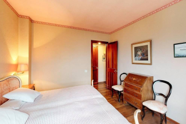 A la venta este piso de 142 m2 en el edificio Torre de Erroz. 12º planta todo exterior con orientación suroeste, con garaje y trastero en un edificio cuidado con fachada y tejados rehabilitados y que cuenta con dos ascensores.
Espectacular salón con chimenea, zona de comedor comunicada con cocina con office, entrada de servicio con habitación y baño. Tres habitaciones dobles, otros dos baños y un amplio vestidor. Visita e TOUR VIRTUAL en nuestra web www.dninmo.com