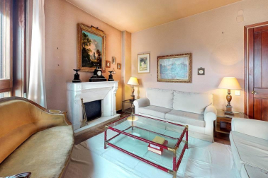 A la venta este piso de 142 m2 en el edificio Torre de Erroz. 12º planta todo exterior con orientación suroeste, con garaje y trastero en un edificio cuidado con fachada y tejados rehabilitados y que cuenta con dos ascensores.
Espectacular salón con chimenea, zona de comedor comunicada con cocina con office, entrada de servicio con habitación y baño. Tres habitaciones dobles, otros dos baños y un amplio vestidor. Visita e TOUR VIRTUAL en nuestra web www.dninmo.com