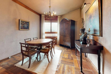 A la venta este piso de 142 m2 en el edificio Torre de Erroz. 12º planta todo exterior con orientación suroeste, con garaje y trastero en un edificio cuidado con fachada y tejados rehabilitados y que cuenta con dos ascensores.
Espectacular salón con chimenea, zona de comedor comunicada con cocina con office, entrada de servicio con habitación y baño. Tres habitaciones dobles, otros dos baños y un amplio vestidor. Visita e TOUR VIRTUAL en nuestra web www.dninmo.com