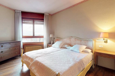 A la venta este piso de 142 m2 en el edificio Torre de Erroz. 12º planta todo exterior con orientación suroeste, con garaje y trastero en un edificio cuidado con fachada y tejados rehabilitados y que cuenta con dos ascensores.
Espectacular salón con chimenea, zona de comedor comunicada con cocina con office, entrada de servicio con habitación y baño. Tres habitaciones dobles, otros dos baños y un amplio vestidor. Visita e TOUR VIRTUAL en nuestra web www.dninmo.com