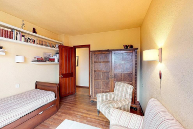 A la venta este piso de 142 m2 en el edificio Torre de Erroz. 12º planta todo exterior con orientación suroeste, con garaje y trastero en un edificio cuidado con fachada y tejados rehabilitados y que cuenta con dos ascensores.
Espectacular salón con chimenea, zona de comedor comunicada con cocina con office, entrada de servicio con habitación y baño. Tres habitaciones dobles, otros dos baños y un amplio vestidor. Visita e TOUR VIRTUAL en nuestra web www.dninmo.com