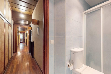 A la venta este piso de 142 m2 en el edificio Torre de Erroz. 12º planta todo exterior con orientación suroeste, con garaje y trastero en un edificio cuidado con fachada y tejados rehabilitados y que cuenta con dos ascensores.
Espectacular salón con chimenea, zona de comedor comunicada con cocina con office, entrada de servicio con habitación y baño. Tres habitaciones dobles, otros dos baños y un amplio vestidor. Visita e TOUR VIRTUAL en nuestra web www.dninmo.com