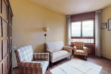 A la venta este piso de 142 m2 en el edificio Torre de Erroz. 12º planta todo exterior con orientación suroeste, con garaje y trastero en un edificio cuidado con fachada y tejados rehabilitados y que cuenta con dos ascensores.
Espectacular salón con chimenea, zona de comedor comunicada con cocina con office, entrada de servicio con habitación y baño. Tres habitaciones dobles, otros dos baños y un amplio vestidor. Visita e TOUR VIRTUAL en nuestra web www.dninmo.com
