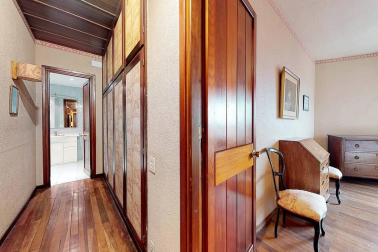 A la venta este piso de 142 m2 en el edificio Torre de Erroz. 12º planta todo exterior con orientación suroeste, con garaje y trastero en un edificio cuidado con fachada y tejados rehabilitados y que cuenta con dos ascensores.
Espectacular salón con chimenea, zona de comedor comunicada con cocina con office, entrada de servicio con habitación y baño. Tres habitaciones dobles, otros dos baños y un amplio vestidor. Visita e TOUR VIRTUAL en nuestra web www.dninmo.com