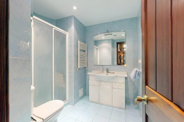 A la venta este piso de 142 m2 en el edificio Torre de Erroz. 12º planta todo exterior con orientación suroeste, con garaje y trastero en un edificio cuidado con fachada y tejados rehabilitados y que cuenta con dos ascensores.
Espectacular salón con chimenea, zona de comedor comunicada con cocina con office, entrada de servicio con habitación y baño. Tres habitaciones dobles, otros dos baños y un amplio vestidor. Visita e TOUR VIRTUAL en nuestra web www.dninmo.com