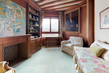 A la venta este piso de 142 m2 en el edificio Torre de Erroz. 12º planta todo exterior con orientación suroeste, con garaje y trastero en un edificio cuidado con fachada y tejados rehabilitados y que cuenta con dos ascensores.
Espectacular salón con chimenea, zona de comedor comunicada con cocina con office, entrada de servicio con habitación y baño. Tres habitaciones dobles, otros dos baños y un amplio vestidor. Visita e TOUR VIRTUAL en nuestra web www.dninmo.com