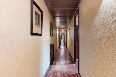 A la venta este piso de 142 m2 en el edificio Torre de Erroz. 12º planta todo exterior con orientación suroeste, con garaje y trastero en un edificio cuidado con fachada y tejados rehabilitados y que cuenta con dos ascensores.
Espectacular salón con chimenea, zona de comedor comunicada con cocina con office, entrada de servicio con habitación y baño. Tres habitaciones dobles, otros dos baños y un amplio vestidor. Visita e TOUR VIRTUAL en nuestra web www.dninmo.com