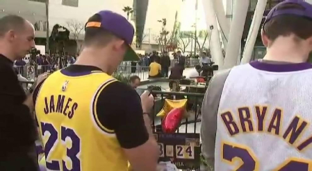 Tributo de miles de fans a Kobe Bryant en el Staples Center
