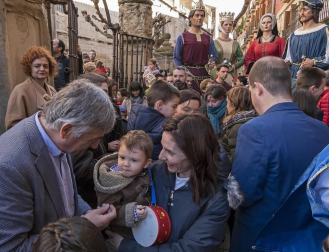 Reparto de monedas en la festividad de San Felices en Viana.