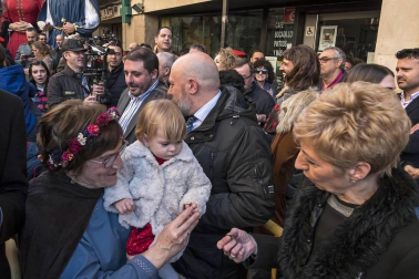 Reparto de monedas en la festividad de San Felices en Viana.