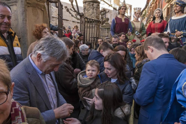 Reparto de monedas en la festividad de San Felices en Viana.