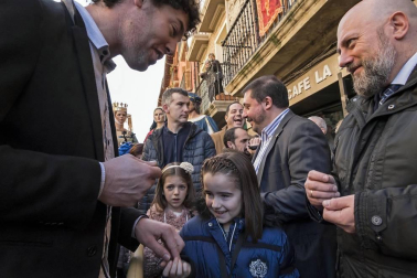 Reparto de monedas en la festividad de San Felices en Viana.