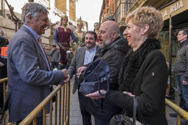 Reparto de monedas en la festividad de San Felices en Viana.