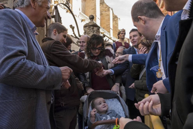 Reparto de monedas en la festividad de San Felices en Viana.