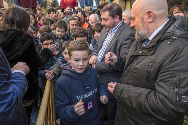 Reparto de monedas en la festividad de San Felices en Viana.