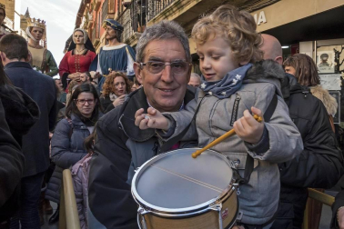 Reparto de monedas en la festividad de San Felices en Viana.