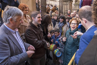 Reparto de monedas en la festividad de San Felices en Viana.