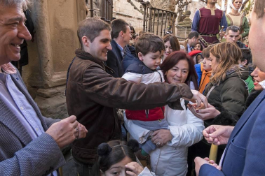 Reparto de monedas en la festividad de San Felices en Viana.