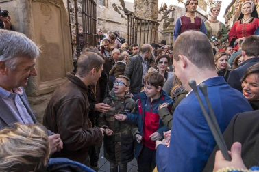 Reparto de monedas en la festividad de San Felices en Viana.