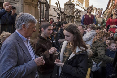 Reparto de monedas en la festividad de San Felices en Viana.